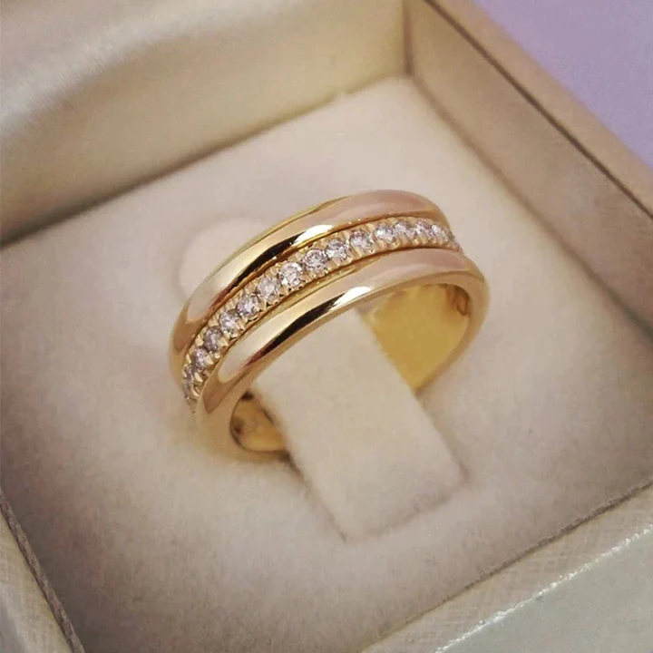 Sarah - Vintage Ring with Embedded Zirconia