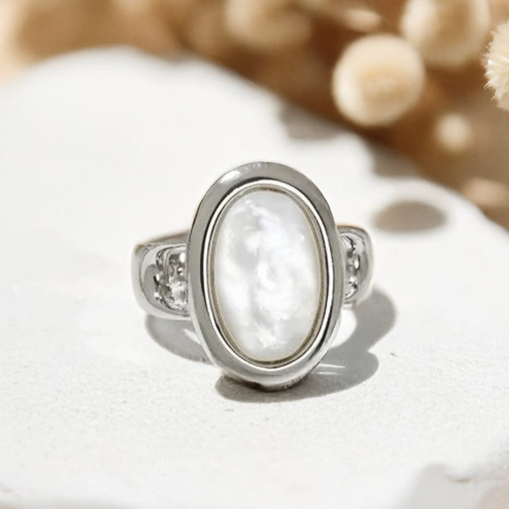 Adjustable "Hidden Treasure" Ring in Mother-of-Pearl & Silver
