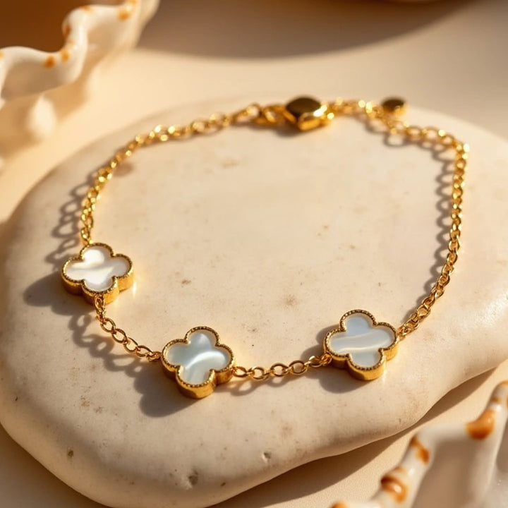 "Luck Clover" Bracelet in Mother-of-Pearl or Onyx