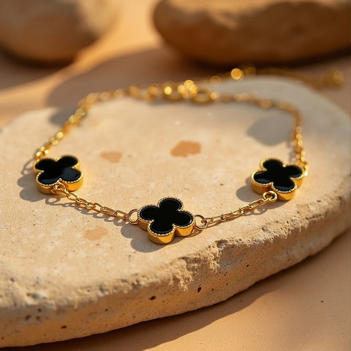 "Luck Clover" Bracelet in Mother-of-Pearl or Onyx