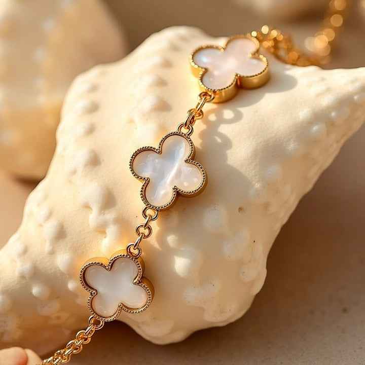 "Luck Clover" Bracelet in Mother-of-Pearl or Onyx